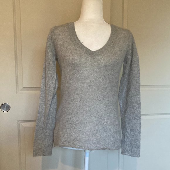 NWT Banana Republic gray V Neck Angora Sweater - Picture 2 of 7